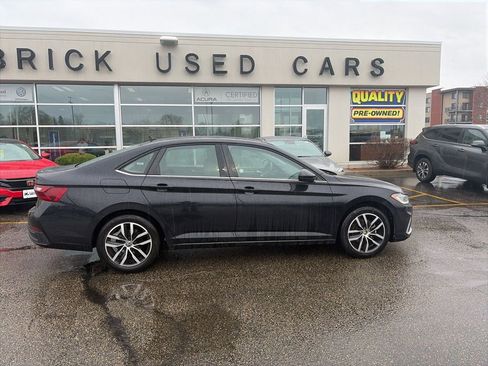Certified 2025 Volkswagen Jetta SE FWD image 9