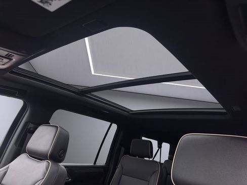 Used 2024 GMC Yukon XL SLT w/ SLT Luxury Package image 24