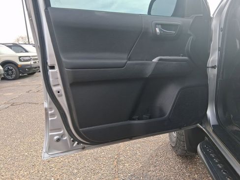 Used 2021 Toyota Tacoma TRD Off-Road w/ Technology Package image 10