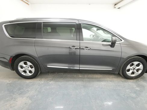 Used 2017 Chrysler Pacifica Touring-L Plus FWD image 10