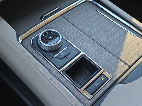 Used 2022 Ford Expedition Limited image 21