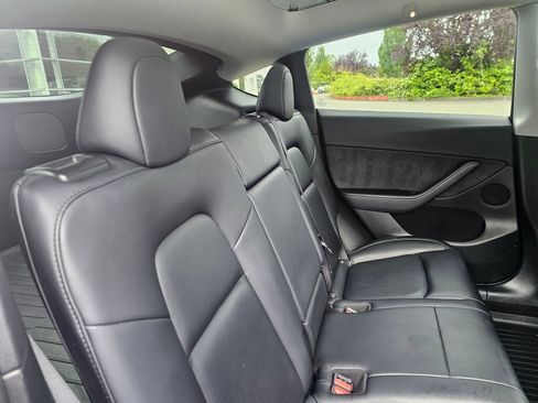 Used 2021 Tesla Model Y Long Range AWD/4WD image 16