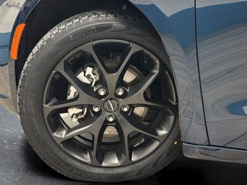 Used 2025 Chrysler Pacifica Limited image 39