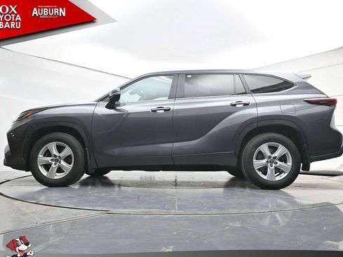 Used 2024 Toyota Highlander LE AWD/4WD image 25