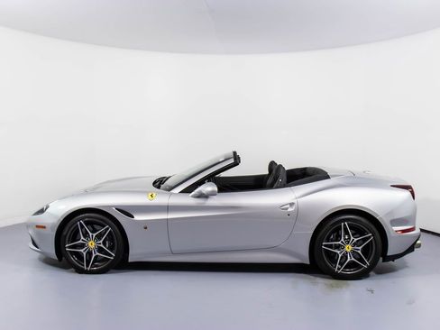 Used 2016 Ferrari California T image 9