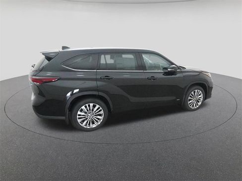 New 2026 Toyota Highlander Platinum image 10