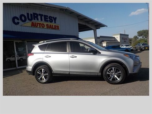 Used 2017 Toyota RAV4 XLE AWD/4WD image 11
