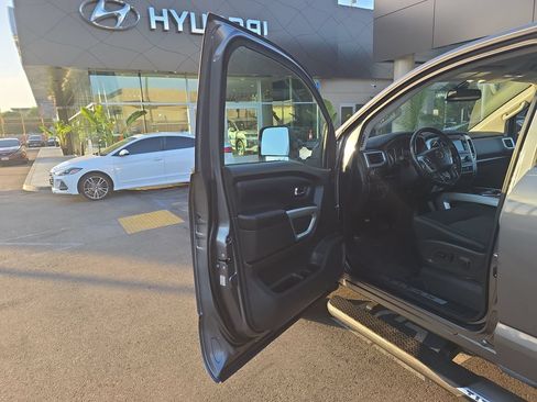 Used 2019 Nissan Titan SV w/ SV Convenience Package AWD/4WD image 10