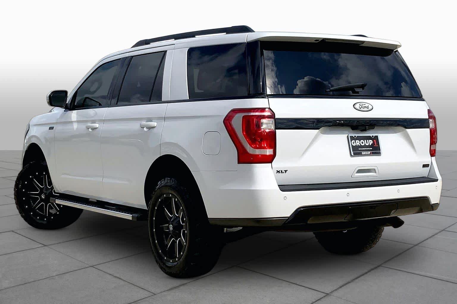 Used 2019 Ford Expedition XLT w/ Equipment Group 202A AWD/4WD image 12