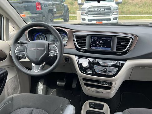Used 2023 Chrysler Voyager LX FWD image 19