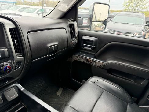 Used 2017 Chevrolet Silverado 1500 LTZ Z71 w/ Realtree Edition AWD/4WD image 21