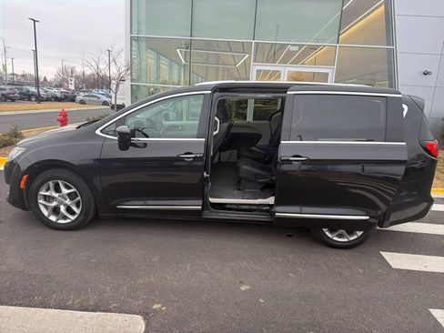 Used 2019 Chrysler Pacifica Touring-L Plus w/ Tire & Wheel Group image 18