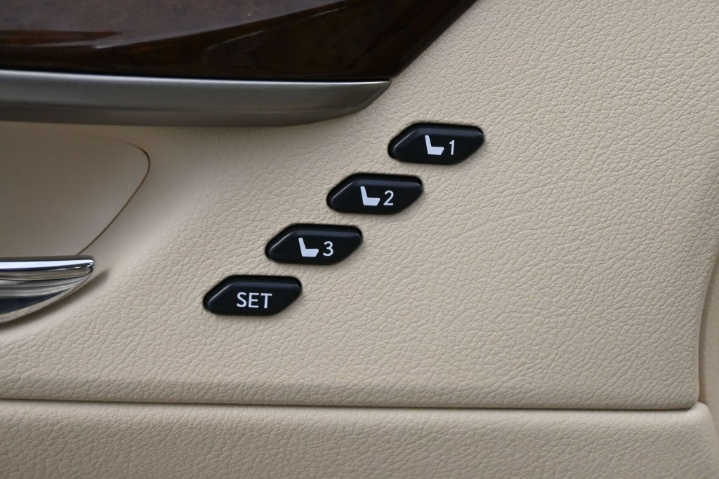 Used 2015 Lexus ES 350 w/ Premium Package FWD image 4