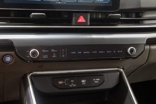 Used 2025 Kia Carnival LX FWD image 19