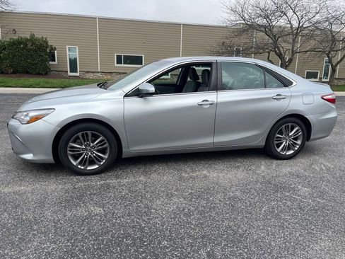 Used 2015 Toyota Camry SE image 2