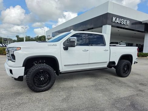 Used 2024 Chevrolet Silverado 2500 High Country w/ Technology Package AWD/4WD image 2