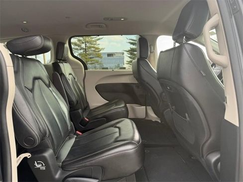 Used 2023 Chrysler Pacifica Touring-L image 10