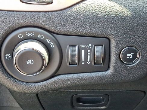 Used 2018 Jeep Cherokee Limited AWD/4WD image 26