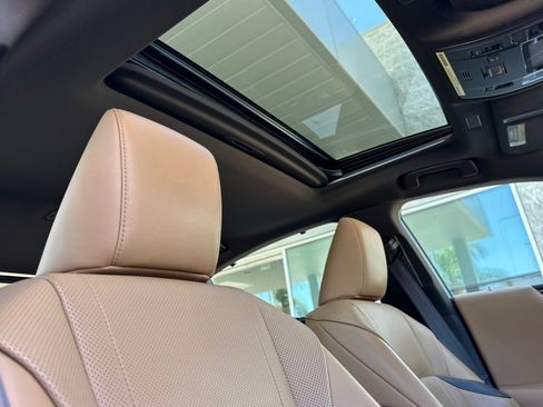 Used 2019 Lexus ES 300h Ultra Luxury w/ Accessory Package 2 FWD image 16