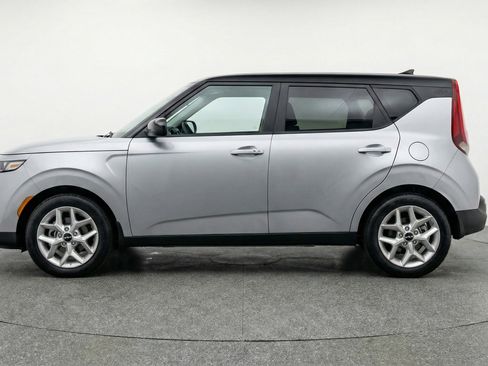 Used 2025 Kia Soul LX w/ LX Technology Package FWD image 5