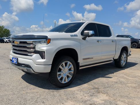 Used 2022 Chevrolet Silverado 1500 High Country w/ High Country Premium Package AWD/4WD image 6