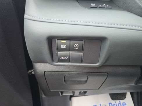 Used 2023 Toyota Highlander XLE AWD/4WD image 25