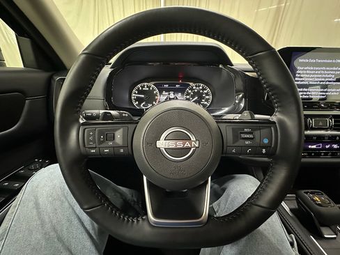 Used 2025 Nissan Pathfinder SL AWD/4WD image 29