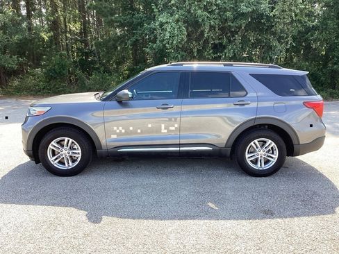 Used 2022 Ford Explorer XLT w/ Equipment Group 202A image 6