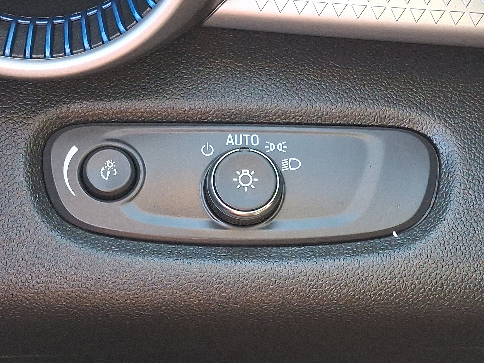 Used 2025 Chevrolet Trax LS FWD image 25