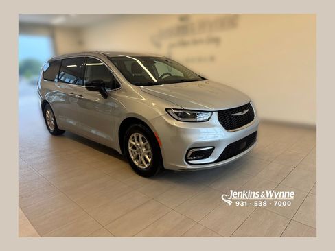 Used 2024 Chrysler Pacifica Touring-L FWD image 1