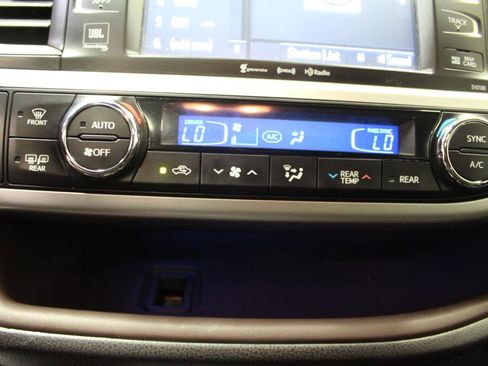 Used 2017 Toyota Highlander Limited Platinum AWD/4WD image 17