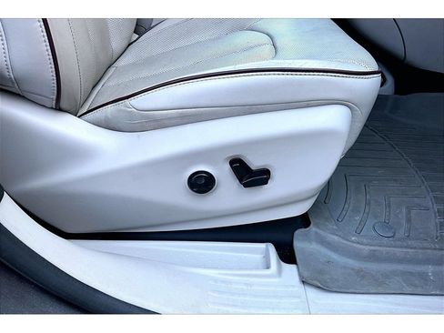 Used 2020 Chrysler Pacifica Limited FWD image 52
