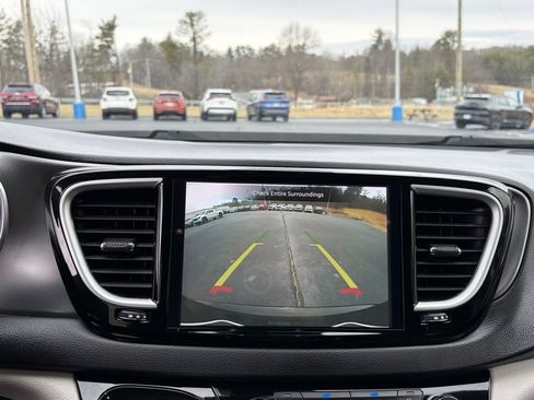 Used 2024 Chrysler Pacifica Touring-L image 7