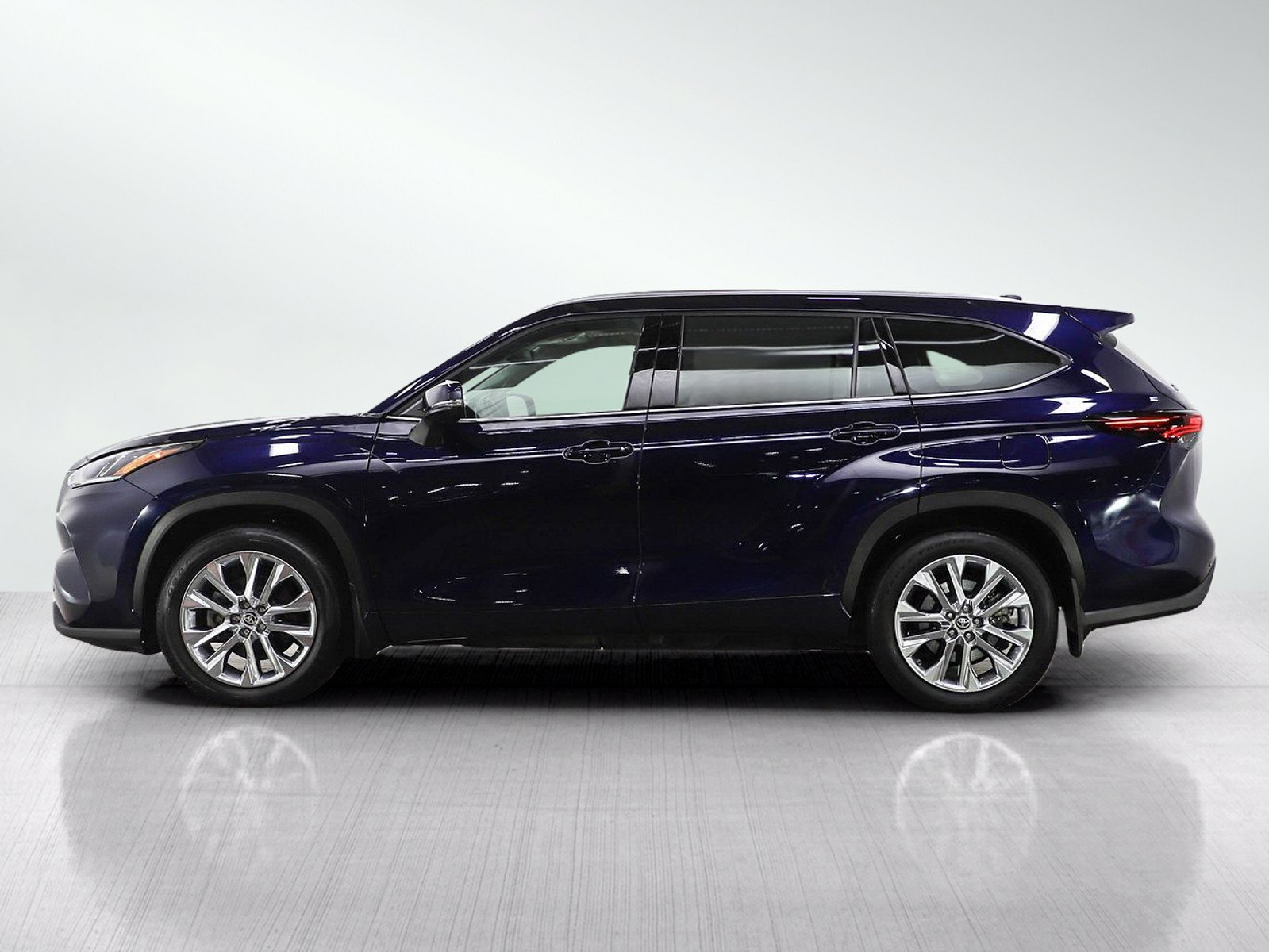 Used 2025 Toyota Highlander Limited AWD/4WD image 2