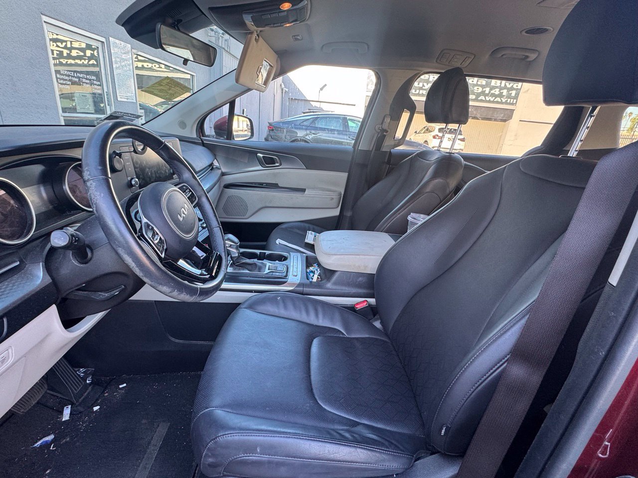 Used 2024 Kia Carnival LX FWD image 6
