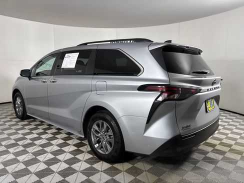 Used 2024 Toyota Sienna XLE FWD image 6