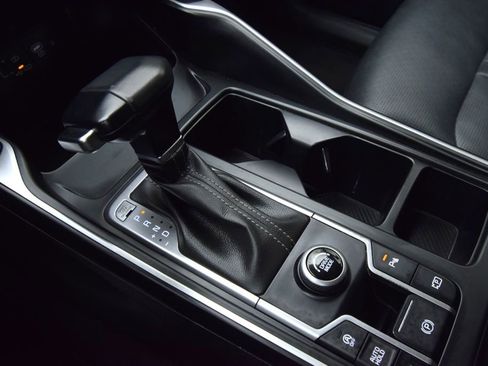 Used 2024 Kia Sorento S image 23