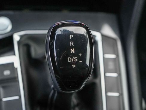 Used 2022 Volkswagen Tiguan SE w/ Panoramic Sunroof Package image 21