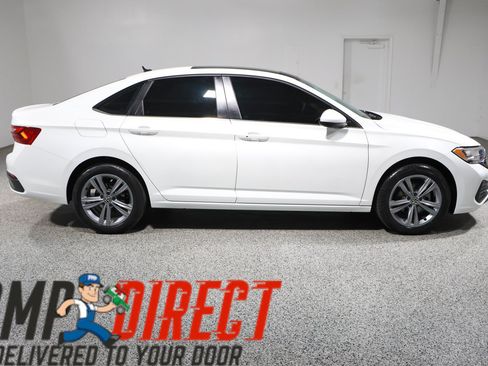 Used 2023 Volkswagen Jetta SE w/ Panoramic Sunroof Package FWD image 6
