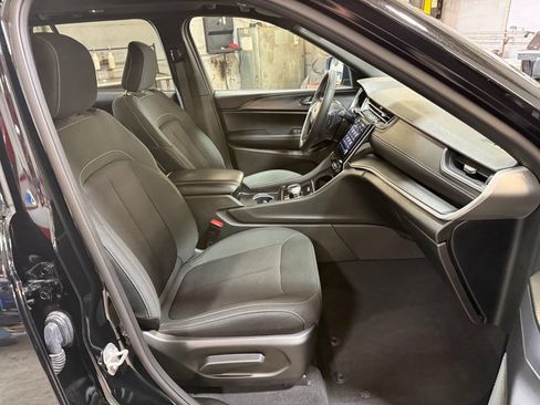 Used 2025 Jeep Grand Cherokee Laredo X AWD/4WD image 25