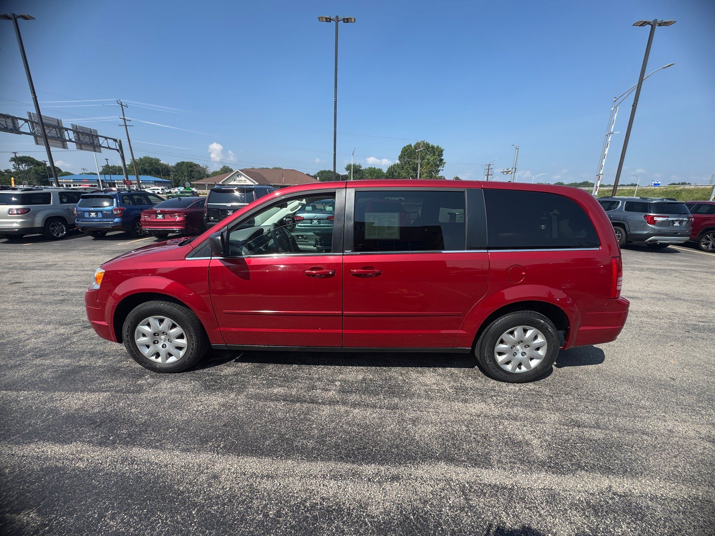 Used 2009 Chrysler Town & Country LX FWD image 2