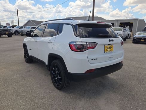Used 2025 Jeep Compass Latitude w/ Altitude Special Edition AWD/4WD image 5