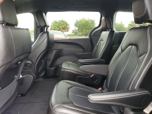Used 2025 Chrysler Pacifica Select FWD image 9