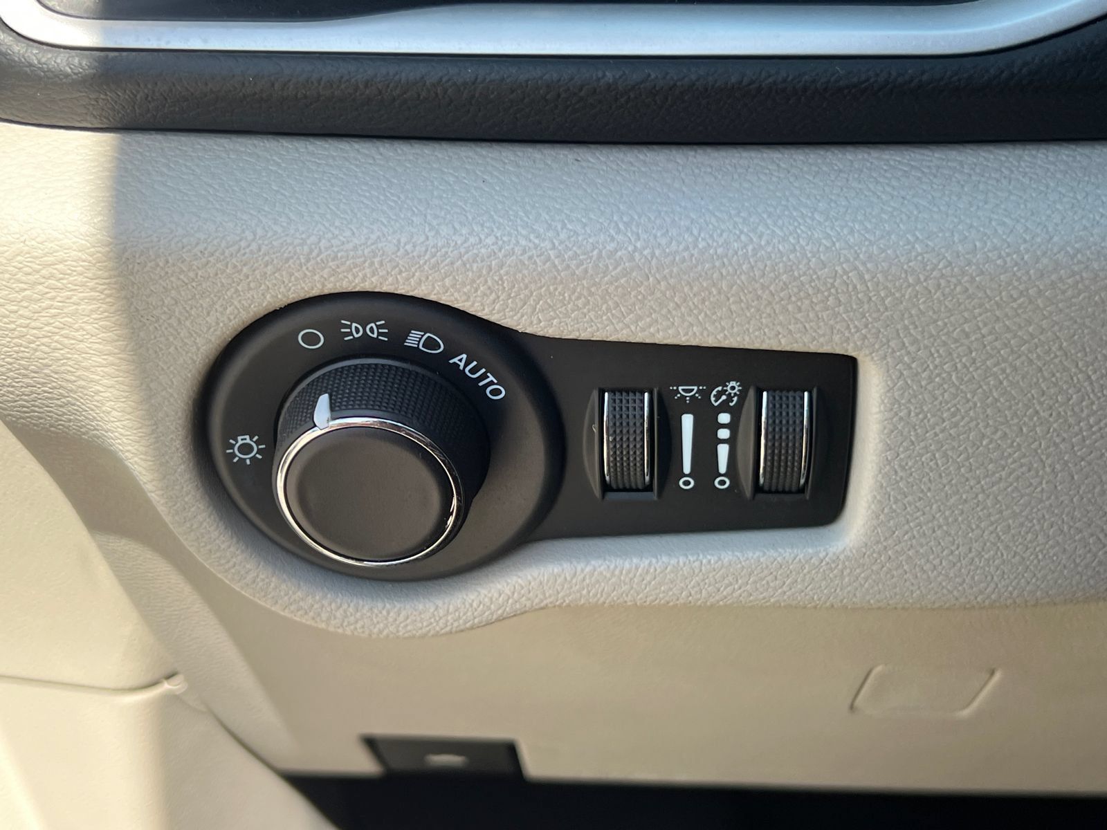 Used 2022 Chrysler Voyager LX FWD image 27