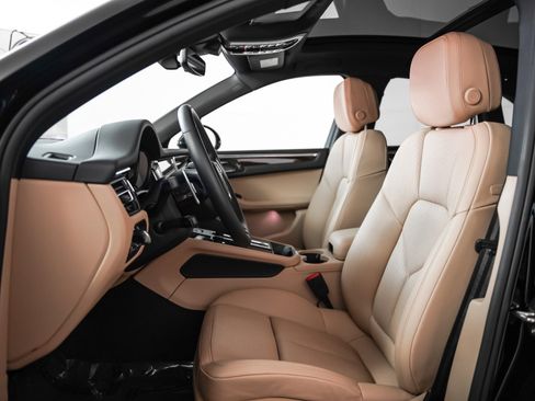 Certified 2025 Porsche Macan image 5