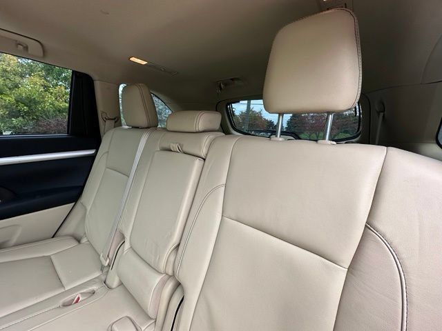Used 2016 Toyota Highlander XLE AWD/4WD image 11