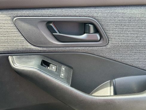 Used 2023 Nissan Rogue S FWD image 15