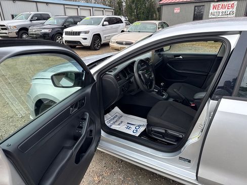 Used 2015 Volkswagen Jetta S image 9