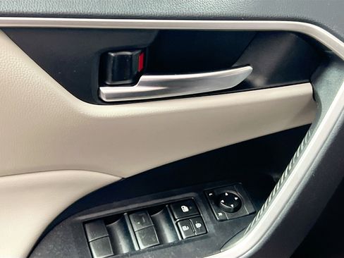 Used 2019 Toyota RAV4 XLE FWD image 16