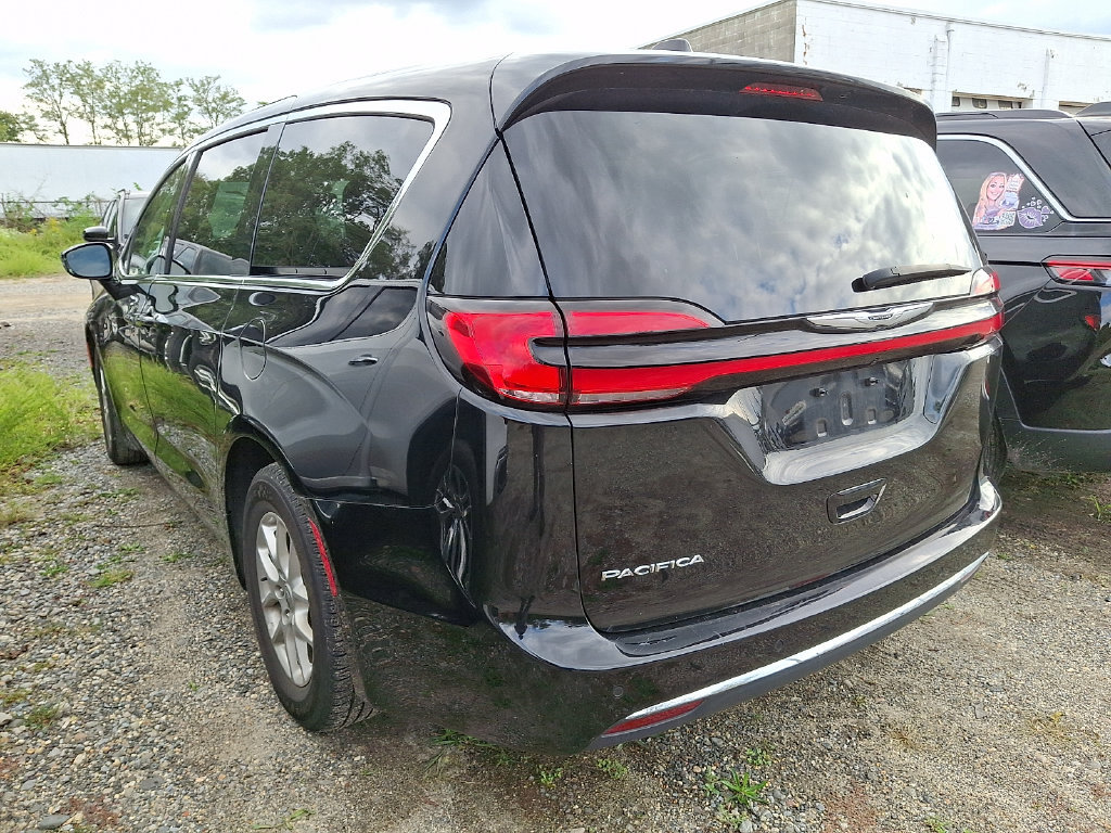 Used 2024 Chrysler Pacifica Touring-L FWD image 6